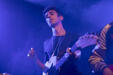 Amsterdam, Hollanda - 4 Ekim 2017: Amerikalı rock şarkıcısı Hanni El Khatib'in Bitterzoet Paradiso konseri öncesinde Fransız rock grubu Holy Oysters'ın destek sanatçısı
