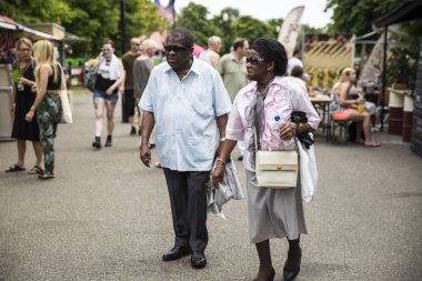 Amsterdam, Hollanda - 5 Temmuz 2015: Amsterdam Roots Open Air'de dolaşan yaşlı siyahi erkek ve kadın, Park Frankendael'de 05/07/2015 tarihinde düzenlenen kültür festivali