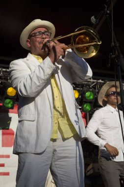 Amsterdam, Hollanda - 3 Temmuz 2016: Kübalı grup Elito Reve y su Charangon'ın Amsterdam Roots Open Air'deki konseri, Oosterpark'ta düzenlenen ücretsiz halk kültür festivali