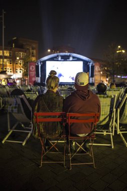 Amsterdam, Hollanda, 12-14 Eylül 2014, West'ival'de, Mercatorplein'de ücretsiz bir açık hava sinema ve kültür festivali. tarama sırasında seyirci