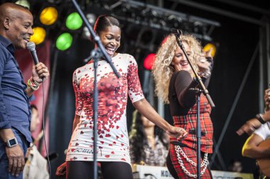 Amsterdam, Hollanda - 3 Temmuz 2016: Kübalı grup Elito Reve y su Charangon'ın Amsterdam Roots Open Air'deki konseri, Oosterpark'ta düzenlenen ücretsiz halk kültür festivali