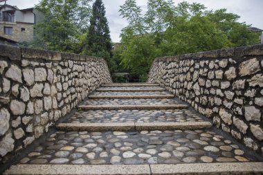 Eski şehir Mostar Unesco alanında eski bir kemer köprü taş merdivenler, Bosna-Hersek
