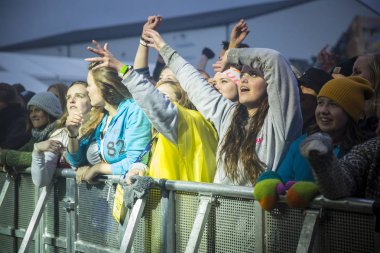 Traena, Norveç - 9 Temmuz 2015: Norveçli rock grubu Onklp & De Fjerne Slektningene'nin Traenafestival'deki konserinde silahla tezahürat taslayan hayranlar, traena adasında düzenlenen müzik festivali