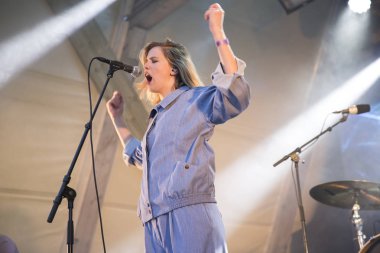 Traena, Norveç - 08 Temmuz 2016: Norveçli pop müzisyeni ve şarkıcı Dagny Norvoll Sandvik'in Traenafestival'deki konseri, küçük Traena adasında müzik festivali