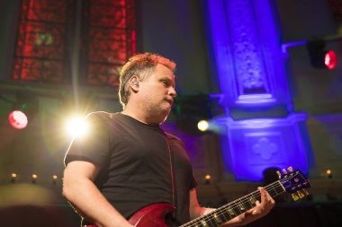 Amsterdam, Hollanda - 9 Nisan 2018: Amerikalı şarkıcı ve gitarist Ben Harper ile bluesman ve armonika sanatçısı Charlie Musselwhite'ın Paradiso Amsterdam konseri.