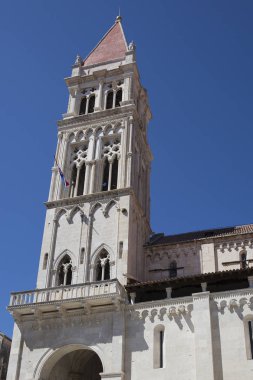 Arka planda mavi gökyüzü ile St Lawrence Katedrali Çan kulesi, Trogir, Hırvatistan, Romanesk-Gotik tarzında inşa