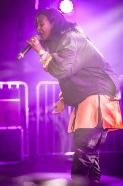 Traena, Norveç - 07 Temmuz 2016: İsveç merkezli Somalili şarkıcı Cherrie Hersi'nin Traenafestival'de konseri, traena adasında müzik festivali gerçekleşiyor