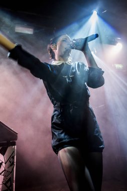 Amsterdam, Hollanda - 06 Aralık 2016: Fransız şarkıcı-söz yazarı Jain'in Bitterzoet Paradiso Amsterdam konseri