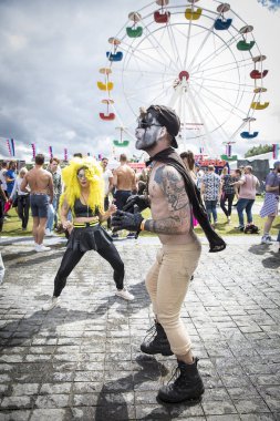 Amsterdam, Hollanda - 30 Temmuz 2017: Westerpark'taki Milkshake Festivali'nde dans eden insanları giydirdi. Bir kadın sarı bir peruk ve bir adam bir steampunk kıyafeti giyiyor