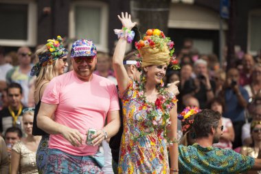 Amsterdam, Hollanda - 1 Ağustos 2015: Katılımcıların korunması insan hakları ve sivil eşitlik - Prinsengracht, Amsterdam Eşcinsel gurur geçit için yıllık olay