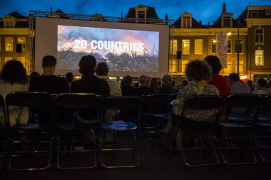Amsterdam, Hollanda - 24 Ağustos 2016: 18-27/08/2016 tarihleri arasında düzenlenen Dünya Sineması Amsterdam'da, Marie Heinekenplein'de Arjantin filmi Road to la Paz'ın açık hava gösterimi