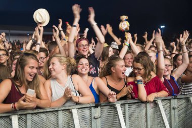 Nyon, İsviçre - 18 Temmuz 2017: Paleo Festivali'nde Fransız elektronik müzisyeni Petit Biscuit'in konserinde genç hayranların dinleyicileri