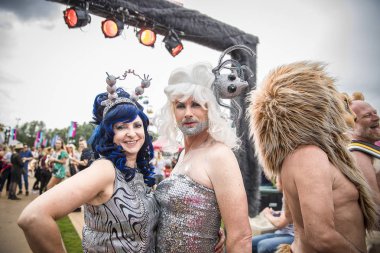 Amsterdam, Hollanda - 29 Temmuz 2017: Westerpark Milkshake Festivali'nde ahtapot başlığı, beyaz peruk ve ışıltılı sakallı gümüş kıyafetli erkek ve kadın