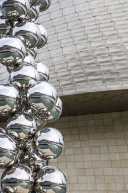 Bilbao, İspanya - 19 Mart 2015: Niki de Saint Phalle sergisi sırasında Bilbao 'daki Guggenheim Müzesi (27 Haziran 2015)) 