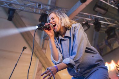 Traena, Norveç - 08 Temmuz 2016: Norveçli pop müzisyeni ve şarkıcı Dagny Norvoll Sandvik'in Traenafestival'deki konseri, küçük Traena adasında müzik festivali