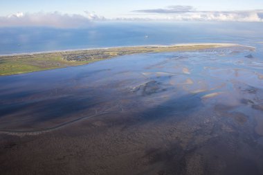 çamur ve kum banka su sarma ile düşük gelgit mudflat kıyı şeridi havadan görünümü, Frizya adası Ameland, Hollanda