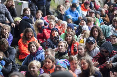 Traena, Norveç - 09 Temmuz 2016: Avustralyalı şarkıcı Ry X'in Traena müzik festivalinde Sana Adası'ndaki Kirkehelleren Katedralmağarası'ndaki konserinde seyirci