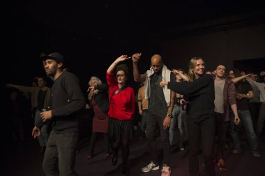 Utrecht, Hollanda - 11 Aralık 2016: Kongolu grup Mbongwana Star'ın Utrecht'teki Tivoli Vredenburg konserinde seyirci