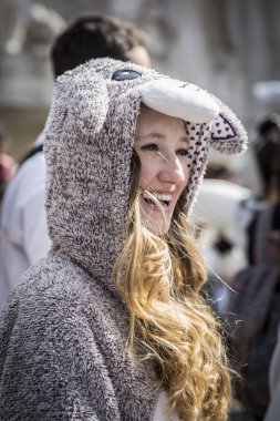 Amsterdam, Hollanda, Noord Holland - 4 Nisan 2015 Cumartesi, Dam Meydanı'ndaki Yastık Dövüşü'ne koyun kostümü giymiş genç kız