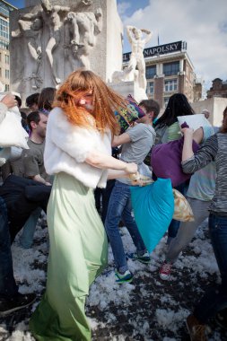 Amsterdam, Hollanda, Noord Holland - 5 Nisan 2014 Cumartesi - Baraj Meydanı'nda Yastık Savaşı