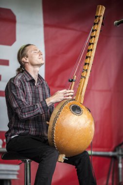 Amsterdam, Hollanda - 3 Temmuz 2016: Amsterdam Roots Open Air'de alternatif Electro-Hip Hop Faslı grup N3rdistan konseri, Oosterpark'ta ücretsiz halk kültür festivali düzenlendi