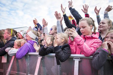Traena, Norveç - 07 Temmuz 2016: Norveçli şarkıcı Astrid S'nin Traenafestivalen'deki konserinde tezahürat lar, küçük Traena adasında düzenlenen müzik festivali