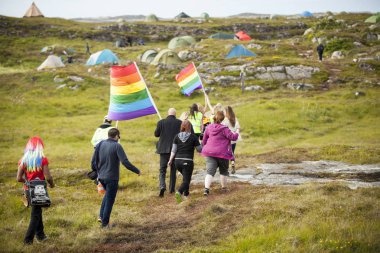 Traena, Norveç - 11 Temmuz 2015: Traenafestival sırasında Avrupa'nın en küçük eşcinsel Gururu'na katılan renkli bir grup insan, traena adasında düzenlenen müzik festivali.