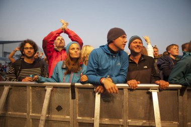 Traena, Norveç - 11 Temmuz 2014: Norveçli şarkıcı ve gitarist Erlend Oyefeaturing İzlandalı grup Hjalmarat'ın Traenafestival konseri sırasında, küçük Traena adasında düzenlenen müzik festivali