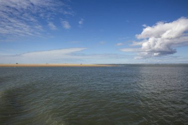 Deniz kıyısı manzarası, su, kumsal ve beyaz bulut, Royan, Fransa yakınlarında garonne halis