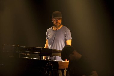 Amsterdam, Hollanda - 1 Temmuz 2016: kültürel ve dünya müzik festivali Roots Amsterdam kapsamında Melkweg'de reggae şarkıcıları Gentleman ve Ky-Mani Marley konseri