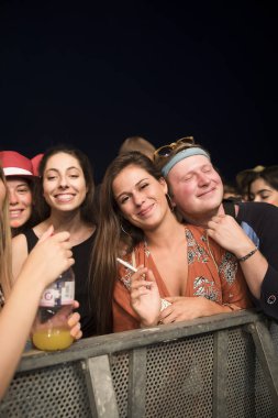 Nyon, İsviçre - 18 Temmuz 2017: Paleo Festivali'nde Fransız elektronik müzisyeni Petit Biscuit'in konserinde genç hayranların dinleyicileri