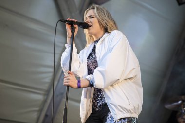 Traena, Norveç - 07 Temmuz 2016: Norveçli şarkıcı Astrid S'nin Traenafestival'deki konseri, küçük Traena adasında müzik festivali