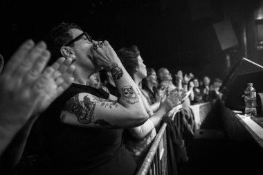 Amsterdam, Hollanda - 20 Şubat 2016: Belçikalı rock şarkıcısı Arno'nun konserinde alkışlayan hayranları, melkweg'de çıkardığı Human Incognito albümü için