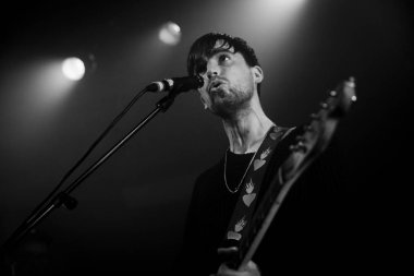 Amsterdam, Hollanda - 11 Şubat 2016: Hollandalı indie rock üçlüsü Bombay'ın Ot301 konserinde Albüm Yayın Gösterisi için konseri