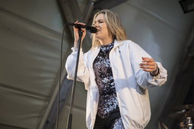 Traena, Norveç - 07 Temmuz 2016: Norveçli şarkıcı Astrid S'nin Traenafestival'deki konseri, küçük Traena adasında müzik festivali