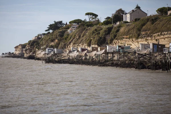 ジロンド島の石灰岩の崖の底にある伝統的なフランス人漁師の木造小屋 Meschers Sur Gironde — ストック写真