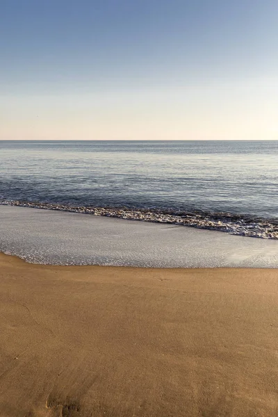 Vista Sobre Una Playa Atardecer Con Arena Dorada Mar Tranquilo — Foto de Stock