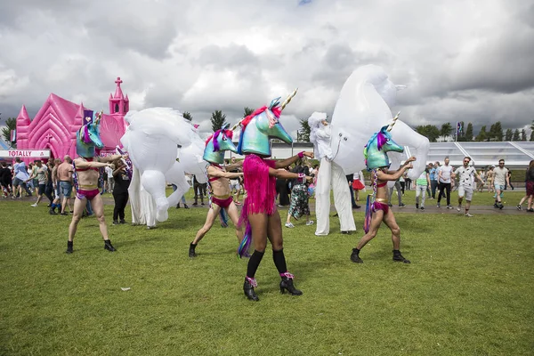 Ámsterdam Países Bajos Julio 2017 Bailarines Disfrazados Coloridos Unicornios Algunos —  Fotos de Stock