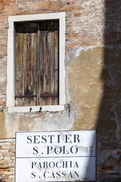 Close Een Oude Vervallen Bakstenen Muur Raam Met Gesloten Houten — Stockfoto