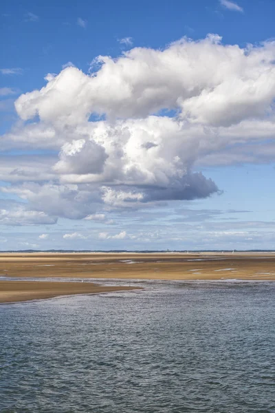 Deniz kıyısı manzarası, su, kumsal ve beyaz bulut, Royan, Fransa yakınlarında garonne halis