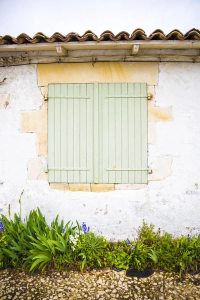 Stängt Blekt Grönt Träfönster Fönsterluckor — Stockfoto
