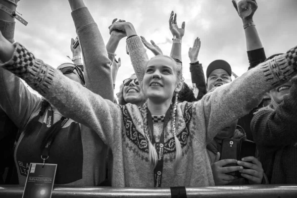 Traena Norway July 2016 Audience Fans Cheering Concert Norwegian Singer — Stock Photo, Image