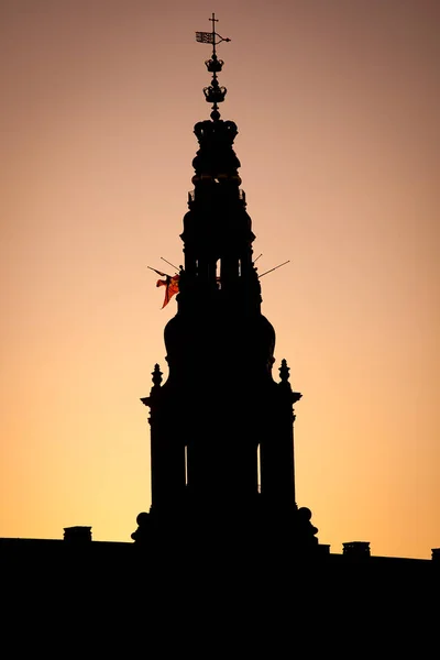 デンマーク コペンハーゲンの日没のクリスチャンボーグ宮殿の塔 — ストック写真