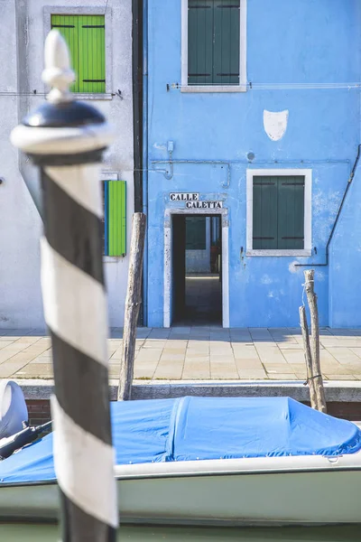 Burano Italien Mars 2018 Färgglada Fasader Med Levande Blå Färg — Stockfoto