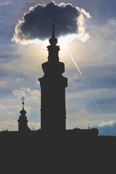太陽を隠す雲と夕日のバックライトにセントメアリー教会の時計塔のシルエット ザグレブ クロアチア — ストック写真
