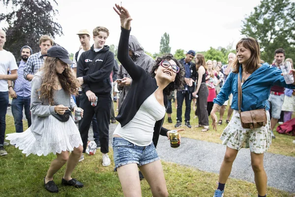 Ámsterdam Países Bajos Julio 2015 Público Bailando Durante Concierto Banda —  Fotos de Stock
