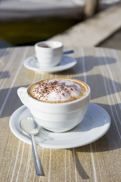 Cappuccino Italiano Fresco Una Mesa Terraza Cafetería — Foto de Stock