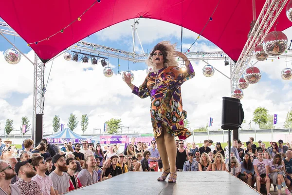 Ámsterdam Países Bajos Julio 2017 Espectáculo Con Drag Queen Milkshake —  Fotos de Stock