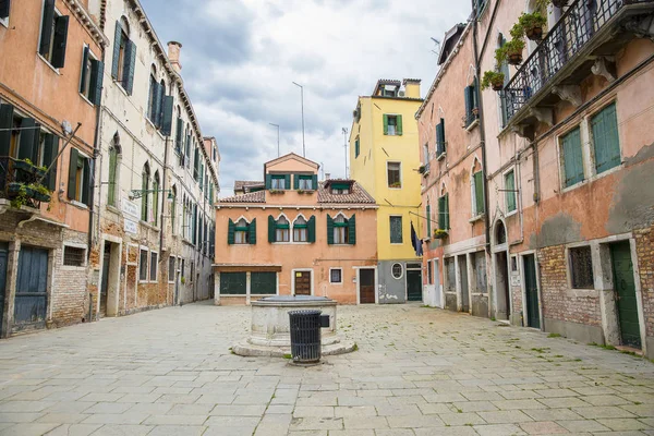 Vista Una Piazza Veneziana Piazza Con Edifici Storici Tradizionali Pozzo — Foto Stock