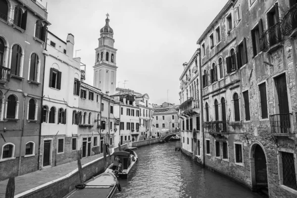 Pequeno Canal Com Torre Sineira Igreja Sant Antonin Campanile Veneza — Fotografia de Stock